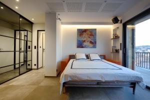 Katil atau katil-katil dalam bilik di Aix Rooftop Appartement Luxe T2 - hypercentre Rotonde - Terrasse - Vue - Parking