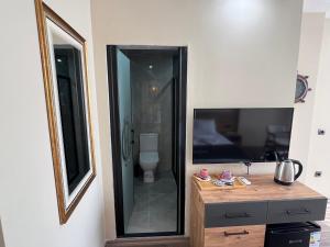 Mezitliにあるcoci butik hotelの洗面台、トイレ、鏡のあるバスルーム +4枚の写真