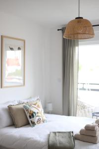 una camera con un letto bianco e una finestra di Studio Apartman Boho a Sombor