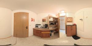 a room with a kitchen with a sink and a microwave at Bayerischer Wald - Balbersdorf in Waffenbrunn