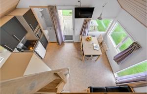 - une vue sur la salle à manger et la cuisine dans une petite maison dans l'établissement 2 Bedroom Amazing Home In Ulfborg, à Ulfborg 10 autres photos