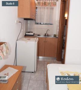 Kuchyň nebo kuchyňský kout v ubytování Rodon Apartments - S Avdimioti