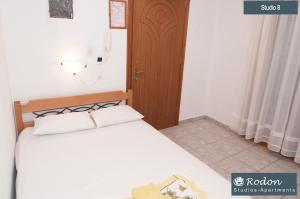Postel nebo postele na pokoji v ubytování Rodon Apartments - S Avdimioti