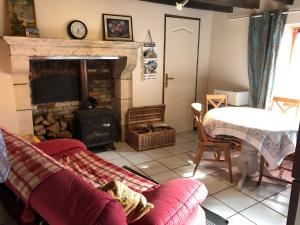 sala de estar con chimenea, sofá y mesa en Private Lake - Pool - Tour de France Route, en Bommiers 35 fotos más