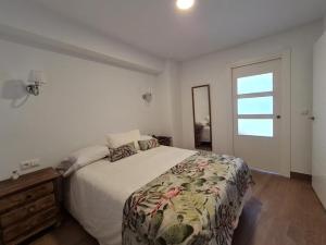 sypialnia z łóżkiem, komodą i oknem w obiekcie Bajondillo Torremolinos Vistas al mar con piscina w mieście Torremolinos +35 zdjęć