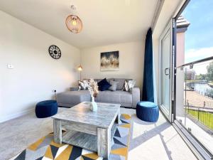 Posezení v ubytování Modern Lake Front Home - Free Parking - Sleeps 8