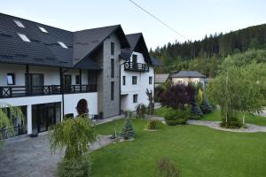 an aerial view of a house with a yard at Jazz House in Voroneţ