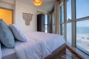A bed or beds in a room at Skyline Premium Properties