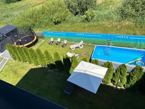 Bazén v ubytování Amber Apartamenty nebo v jeho okolí