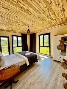 a bedroom with a large bed with a wooden ceiling at Noğa Suit Apart in Pazar