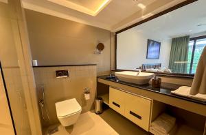 Baðherbergi á Pranavam Resort & Spa