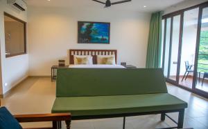Rúm í herbergi á Pranavam Resort & Spa