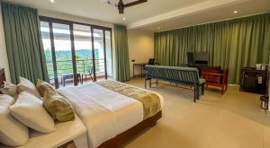 Rúm í herbergi á Pranavam Resort & Spa