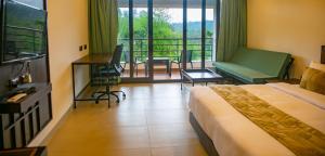 Rúm í herbergi á Pranavam Resort & Spa