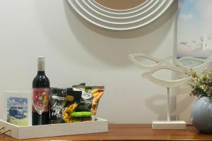 U2 at Moana Beach Esplanade - Exclusive 2 Bdrm Apt - WiFi - Spa - Pet Friendly的酒水