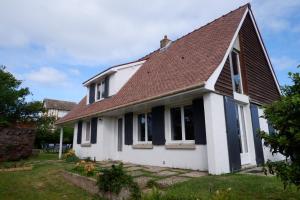 a white house with a brown roof at maison familiale proche plage in Quiberville