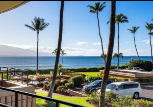 WailukuにあるIsland Breeze condoのリゾートのバルコニーから海の景色を望めます。 +9枚の写真