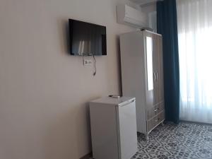 A television and/or entertainment centre at ada kekiği pansiyon