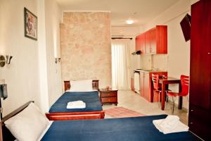 a small room with two beds and a kitchen at Erifili Kallithea in Kallithea Halkidikis