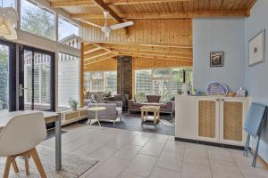 a living room with a table and chairs at Bosje 1 - Ouddorp NOT INTENDED FOR COMPANY OR WORK-RELATED STAYS in Ouddorp