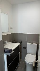 a bathroom with a white toilet and a sink at Apartamento Cancela, super luminoso y bien situado in A Coruña