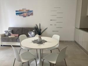 a white table and chairs in a living room at Massa Love Stay in Massa Marittima