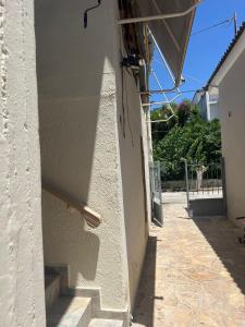 ein Schatten an der Seite eines Gebäudes in der Unterkunft Studio Δωμάτιο in Eretria