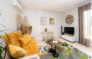 Μια τηλεόραση ή/και κέντρο ψυχαγωγίας στο Confortable T2 vue mer avec terrasse aménagée et parking privé, plage et port à pied