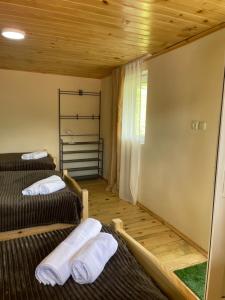 Postel nebo postele na pokoji v ubytování Tsvirmi Zviadi's guesthouse