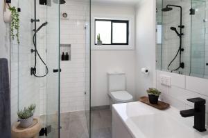 un bagno con doccia in vetro e WC di Bodhi Daylesford a Daylesford
