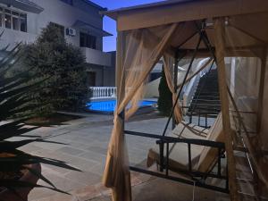 Bazén v ubytování Capital Hotel nebo v jeho okolí