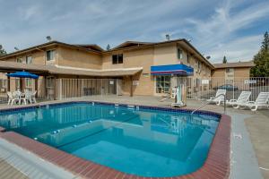 Bazén v ubytování Motel 6-Spokane, WA - West nebo v jeho okolí
