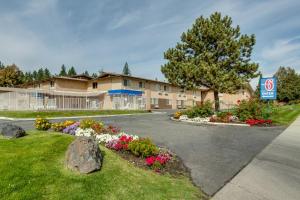 un hotel con flores frente a un edificio en Motel 6-Spokane, WA - West, en Spokane