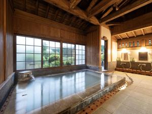 Sundlaugin á 天空の湯屋 山荘 華柚 eða í nágrenninu