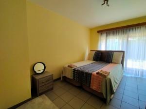 una camera da letto con un letto con specchio e una finestra di Chambre privée dans une maison a Bruxelles
