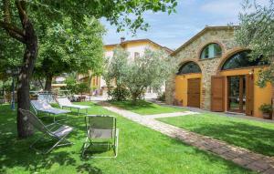 un patio con dos sillas y un árbol en Casa Val Di Rigo, en Magione 27 fotos más