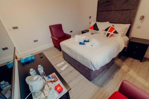 Postel nebo postele na pokoji v ubytování Mayfield Suites