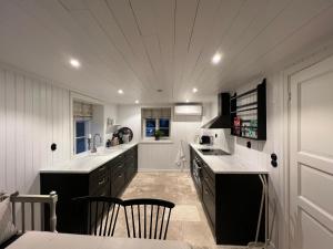 Eldhús eða eldhúskrókur á Nyrenoverad pärla centralt i Kungshamn