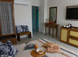 a living room with a table with a bowl of food at Glenn Hotel & Beach in Ayvacık
