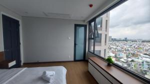 Postel nebo postele na pokoji v ubytování Vinh Hoi Apartments - Luxury Apartment Furnished Suites