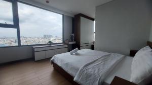 Postel nebo postele na pokoji v ubytování Vinh Hoi Apartments - Luxury Apartment Furnished Suites