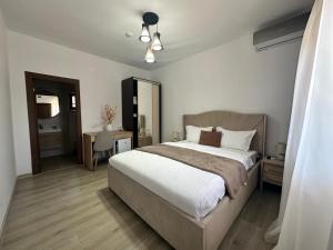 a bedroom with a bed and a desk and a mirror at Vila Bloom in Vama Veche