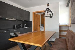 Kuchyň nebo kuchyňský kout v ubytování Club Haus - Alpin-Resort Montafon Haus 1 by Pferd auf Wolke + 138 fotografií
