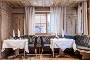 Reštaurácia alebo iné gastronomické zariadenie v ubytovaní Dorfhotel Beludei