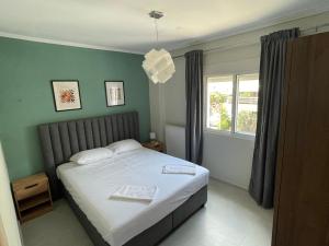 une chambre avec un lit et une fenêtre dans l'établissement Zeno, à Nea Moudania