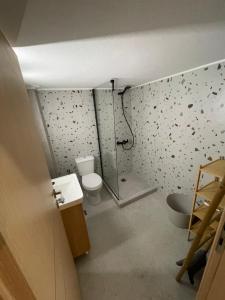 La salle de bains est pourvue de toilettes et d'une douche. dans l'établissement Zeno, à Nea Moudania 15 autres photos