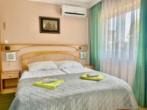 a bedroom with a bed with two towels on it at Villa Lux in H&eacute;v&iacute;z