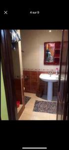 a bathroom with a sink and a mirror at شارع اميل زول بلفدير الدار البيضاء المغرب in Casablanca