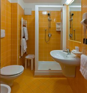 Chalet Pineta relax location的一间浴室