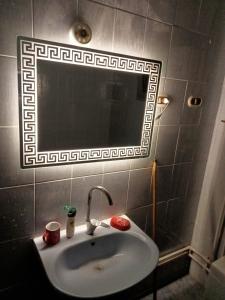 a bathroom with a sink and a mirror on the wall at شقه مصيفيه للايجار مباشره على البحر في مصطفى كامل الظباط in Alexandria